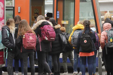 Kein Abstand beim Warten auf Bus und Bahn wie hier am Willy-Brandt-Platz. Auch drin wird es eng, besonders zu den Stoßzeiten morgens und mittags  Foto: Andreas Kelm