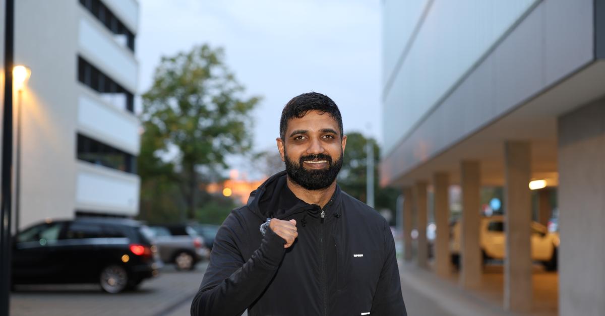 Darmstadt teacher Azhar Zaman walks 50 kilometers to his class