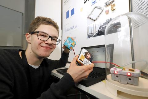 Ein kostengünstiger Kohlendioxid-Sensor stammt von Jasper Sickinger vom Ludwig-Georg-Gymnasiums. Beim Regionalwettbewerb stellt er ihn vor. Foto: Andreas Kelm