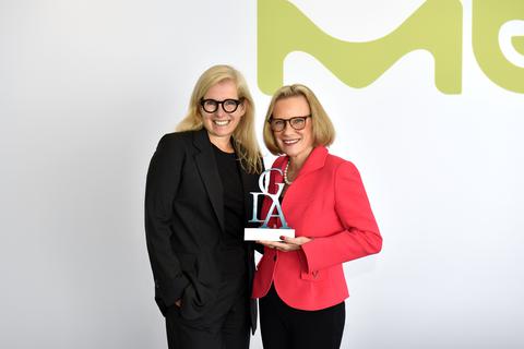 Merck-Vorsitzende Belén Garijo (rechts) erhält German Diversity Award von Victoria Wagner (Beyond Gender Agenda). 