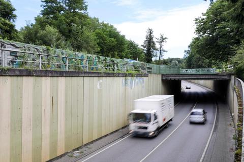 Die Unterführung der Bundesstraße 26 am Ostbahnhof wird in den Sommerferien notdürftig saniert. Foto: Torsten Boor 