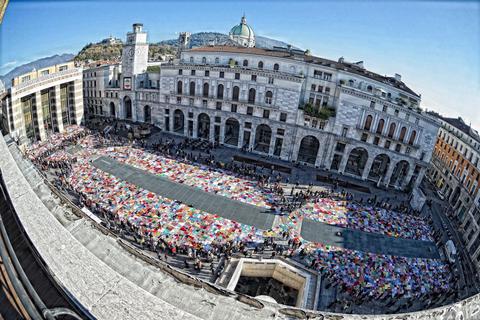 20.000 Häkel- und Strick-Quadrate bilden bei der Aktion „Viva Vittoria“ 2015 in Brescia einen bunten Teppich. Foto: Christina Bengi