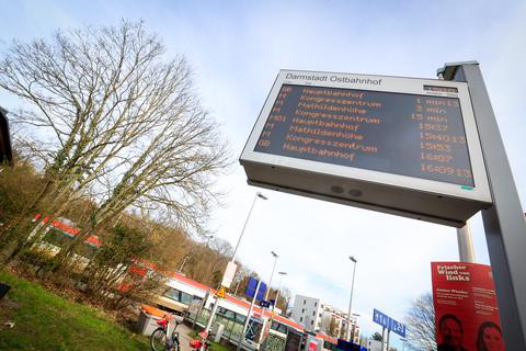 Wie digital ist der ÖPNZ in Südhessen - Beispiele von Anzeigetafeln am Ostbahnhof und dem Luisenplatz. Foto: Guido Schiek / VRM Bild