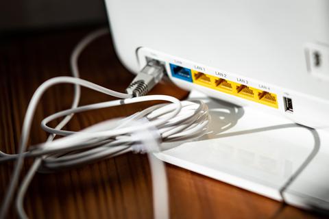 Ein LAN-Kabel steckt im DSL-Steckplatz eines Routers.  Foto: dpa
