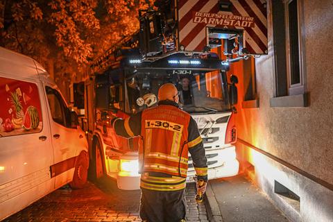 Immer wieder traf man auf falsch abgestellte Fahrzeuge. Insgesamt wurde, obwohl auch der Fahrer aufgetrieben werden konnte, eine gute halbe Stunde der Einsatzwagen an dieser Stelle aufgehalten.