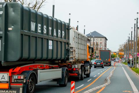Der leichte Zuwachs an Lkw in Darmstadt wird als Beleg der Wirtschaftskraft interpretiert. Foto: Guido Schiek 