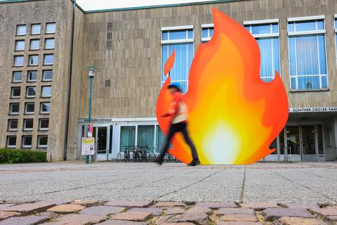 Ein riesiges Flammen-Emoticon weist den Weg ins Liebighaus, das für zehn Tage zum Zentrum des Darmstädter Fotofestivals wird. 