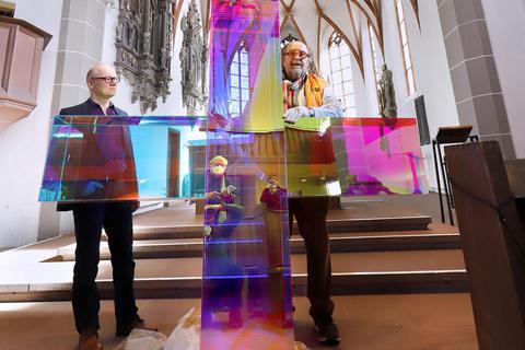 Auch das Lichtkreuz von Ludger Hinse (rechts) ist Teil der Kulturarbeit der Stadtkirche; links Pfarrer Gollnow. Archivfoto: Andreas Kelm