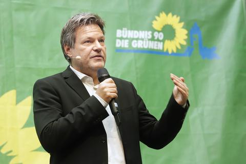 Politik-Erklärer im Gegenwind: Vizekanzler Robert Habeck kriegte es beim Wahlkampfauftritt für den grünen OB-Kandidaten Michael Kolmer im Darmstadtium mit hartnäckigen Störern zu tun. 