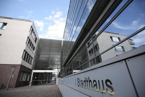 Auch über ihre Zufriedenheit mit der Arbeit der Verwaltung sollen die Darmstädter bei der repräsentativen Umfrage der Stadt Auskunft geben.Archivfoto: Guido Schiek  Foto: 