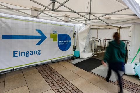 500 bis 600 Menschen werden pro Tag derzeit im Darmstadtium geimpft.  Foto: Sascha Kopp 