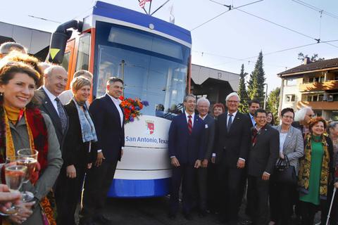 Mit Sekt stießen Vertreter aus San Antonio und Darmstadt am Freitag auf die neue Straßenbahn an, die den Namen der neuen Partnerstadt trägt. In der Bildmitte San Antonios Stadtoberhaupt Ron Nirenberg (mit roter Krawatte) und OB Jochen Partsch.   Foto: Andreas Kelm 
