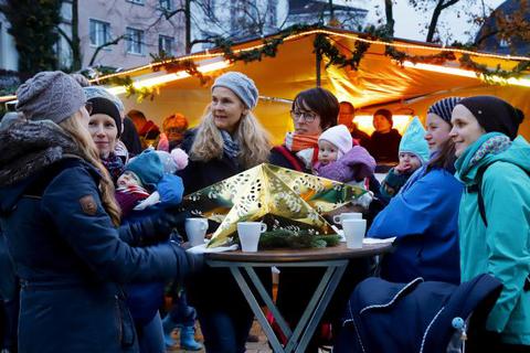 Auf dem Johannesplatz trifft man sich bei der „Einstimmung in den Advent“ auf einen Plausch.   Foto: Andreas Kelm  Foto: Andreas Kelm