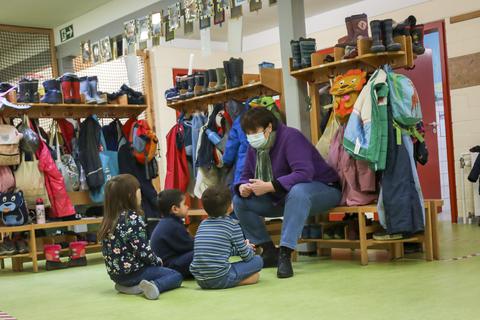 In der integrativen Kindertagesstätte St. Elisabeth spricht eine Erzieherin mit Kindern. Foto: Guido Schiek