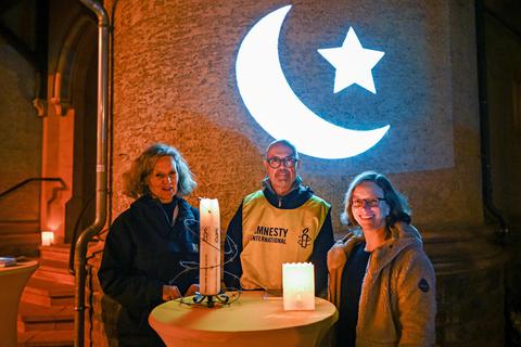 Auf unter anderem die Religionsfreiheit haben am Donnerstag vor der Martinskirche neben anderen Andrea Suppmann, Stefan Weisenseel und Kristin Günzl (von links) hingewiesen. Foto: Dirk Zengel