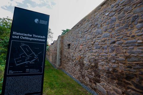 Die Mauer, die um 1600 entstand, wurde Mitte des 19. Jahrhunderts zur Gefängnismauer. Im Herbst wurde die Restaurierung abgeschlossen. Foto: Guido Schiek
