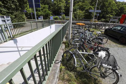 Damit Fahrräder, hier am Ostbahnhof, sicher abgestellt werden können, fordert die Odenwaldbahn-Initiative Radboxen an vier Bahnhöfen in Darmstadt. Foto: Guido Schiek