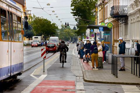 Radler gegen Fahrgäste? An der Haltestelle "Bessunger Straße" kommt es zu brenzligen Situationen. Foto: Andreas Kelm