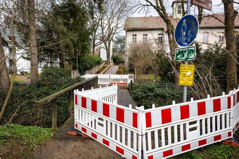 Eberstadts nicht vorhandene Brücken: Am Rathaus (oben) ist die Brücke vor wenigen Tagen mutwillig zerstört worden.