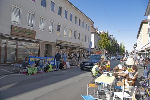 Wo sonst in der Grafenstraße alles zugeparkt ist, gibt es an diesem Nachmittag Kaffee und Kuchen und dazu Musik. Foto: Dirk Zengel