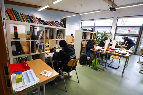 Blick ins Lernbüro, in dem die Fünft- und Sechstklässler sehr ruhig nd konzentriert an ihren individuellen Aufgaben arbeiten. Foto: Guido Schiek