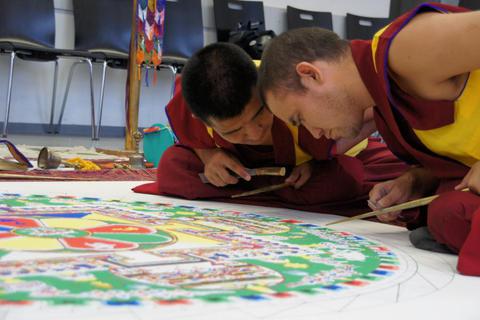 So bunt soll’s wieder werden: Tibetische Mönche arbeiten bei einer früheren Tibet-Woche an einem Mandala. Eine ähnliche Aktion wird in der kommenden Woche in der Kunsthalle beginnen.Foto: Tibet-Initiative  Foto: Tibet-Initiative