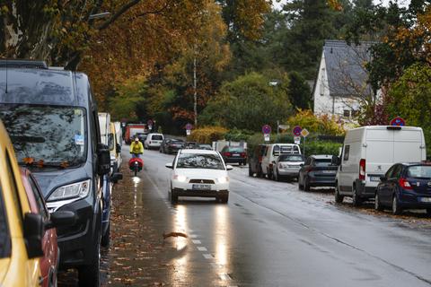An der Dieburger Straße zwischen Wolfkehlstraße und Schumannstraße soll es nach den Plänen der Stadt künftig nur noch rund 45 Parkplätze geben. Darüber ärger sich Anlieger sehr.            Foto: Guido Schiek