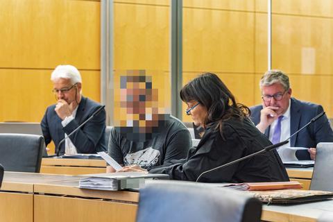 Der Angeklagte spricht mit seiner Anwältin Anette Flach. Im Hintergrund sitzen der DNA-Sachverständige Harald Schneider (links) und der Rechtsmediziner Matthias Kettner.    