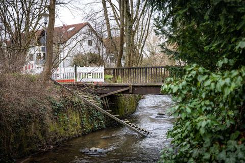Unbekannte Täter haben das Geländer einer Fußgängerbrücke in der Oberstraße aus den Halterungen gerissen und in einen Bach geworfen.