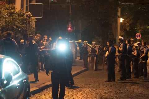 Randale am Willy-Brandt-Platz. In der Nacht zum Sonntag kam es zu Ausschreitungen im Herrngarten, 15 Polizisten wurden verletzt. Foto: Hübner/Ulrich 