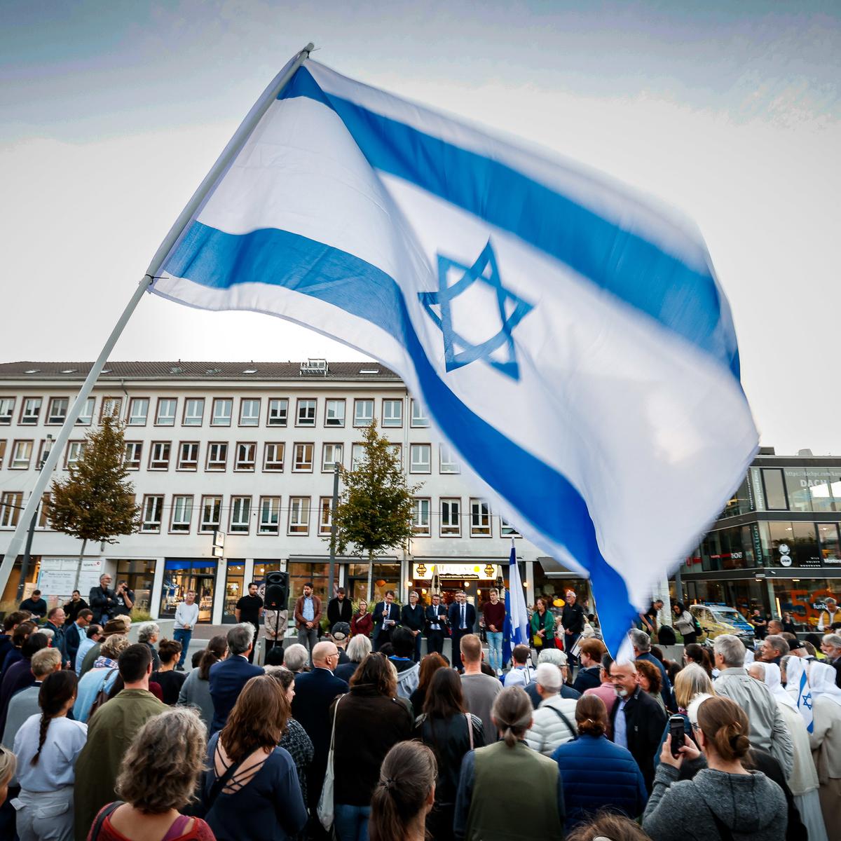 Israel-Flagge abgerissen: Festnahme während Gedenkveranstaltung -  Osthessen
