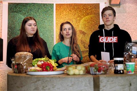 Am Ende des einleitenden Gottesdienstes zum Konfitag appellieren Dana Reitmeier (Gottesdienst-Leiterin), Miriam Heil (Foodsharing Darmstadt) und Philipp Wagner (Gottesdienst-Leiter, von links) an alle Anwesenden, sorgsam mit Lebensmitteln umzugehen. Foto: Andreas Kelm  Foto: Andreas Kelm