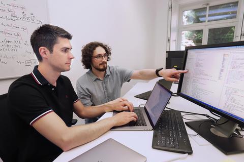Die beiden Doktoranden Lukas Struppek (links) und Dominik Hintersdorf forschen über maschinelles Lernen an der TU Darmstadt.  Foto: Andreas Kelm