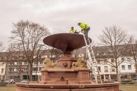 Die Schlosser Genti Lescha (links) und Horst Welther (rechts) sorgen dafür, dass der Löwenbrunnen auf den neuesten Stand gebracht wird. Foto: Marc Wickel
