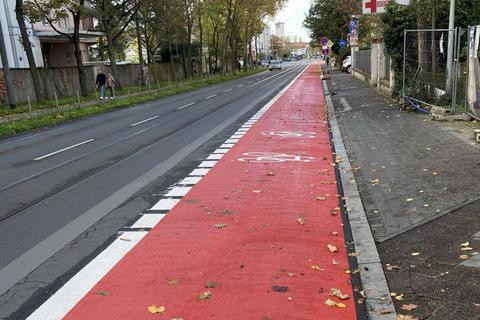 Der neue Fahrradstreifen auf der Bismarckstraße in Richtung Hauptbahnhof.Foto Thomas Wolff © 