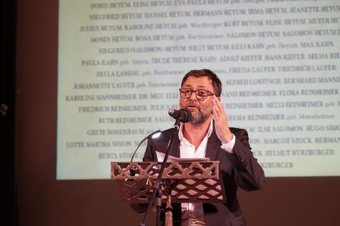 Texte des in Auschwitz ermordeten Jizchak Katzenelson trägt der Schauspieler Stéphane Bittoun bei der Gedenkfeier in Eberstadt vor. Foto: Marc Wickel
