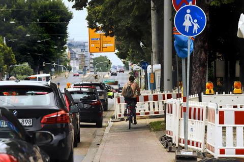 Die Baustelle in der Frankfurter Straße ist ein gutes Beispiel dafür, mit welchen Hindernissen Fahrradfahrer auf Radwegen rechnen müssen. Foto: Andreas Kelm
