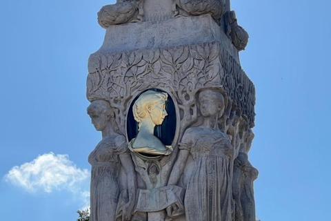 Das Bronze-Relief am Alice-Denkmal glänzt wieder golden. Foto: Stadt Darmstadt