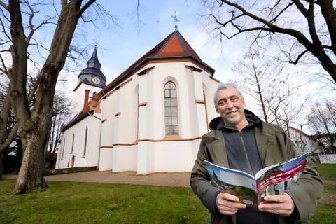 Thomas Lutz vom Kirchenvorstand mit dem Büchlein über die Auferstehungskirche. Foto: Andreas Kelm