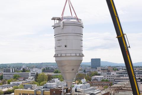 Ein 13 Meter hoher, 14 Tonnen schwerer Edelstahl-Behälter schwebte am Sonntag über der Darmstädter Kirschenallee.