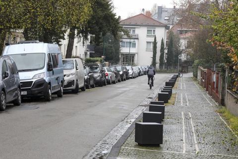 Steinquader verhindern in der Heidenreichstraße das Parken auf dem Trottoir. Foto: Torsten Boor