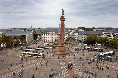 Zentraler Verkehrsknoten ist der Luisenplatz.