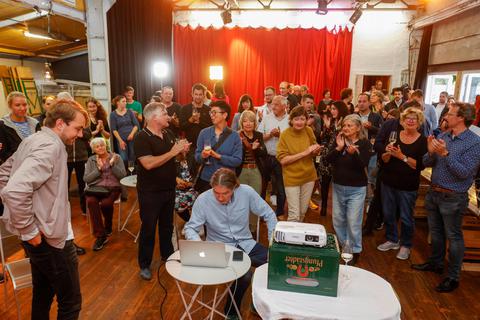 Die Besucher der Grünen-Wahlparty im Darmstädter Hoffart-Theater freuen sich mit dem Landesvorsitzenden Philipp Krämer (links vorne) über die ersten Hochrechnungen. Foto: Guido Schiek 