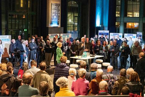 280 Menschen sind in die Centralstation gekommen, um über die Zukunft des Mobilfunks zu diskutieren und sich über das Thema zu informieren. Foto: Dirk Zengel 