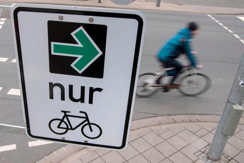 Ein Schild mit einem "Grünen Pfeil" nur für Radfahrer, erlaubt den Radfahrern das Rechtsabbiegen an roten Ampeln. Radfahrer dürfen nach einem vorherigem Anhalten abbiegen. Foto: dpa 