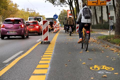 Radfahrer und Autofahrer teilen sich die Straße und kommen sich häufig nahe. Gefährlich wird es meist für die ungeschützten Radfahrer.