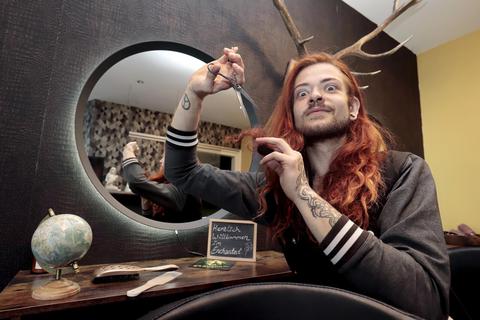 Felix Klement betreibt seinen Friseursalon „Enchantement” in Bessungen. Nachdem es bei DSDS nicht für ihn gereicht hat, verfolgt er nun neue Pläne.