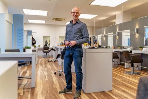 Friseurmeister Marcus Bein, Mitinhaber und Mitgeschäftsführer der Thieme-Salons, spricht über die Hintergründe der Preiserhöhungen im Friseurhandwerk. © Marc Wickel
