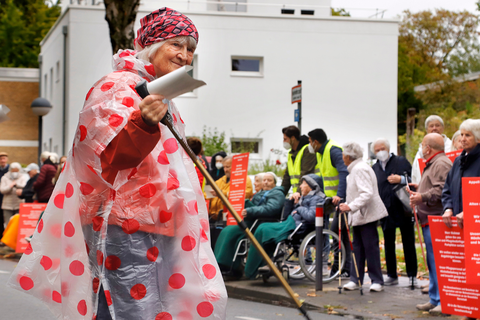 Bildzeile: Gisela Siebert, Bewohnerin des Altenzentrums Rosenhöhe, verteilt an der Dieburger Straße Protestnoten an Kraftfahrer.    Foto: Andreas Kelm