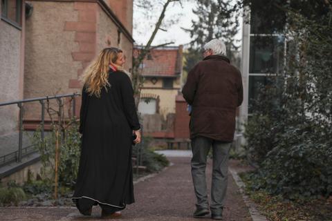 Ehrenamtliche Helfer des DemenzForums Darmstadt begleiten erkrankte Menschen unter anderem bei Spaziergängen und entlasten so auch die Angehörigen. Foto: Guido Schiek